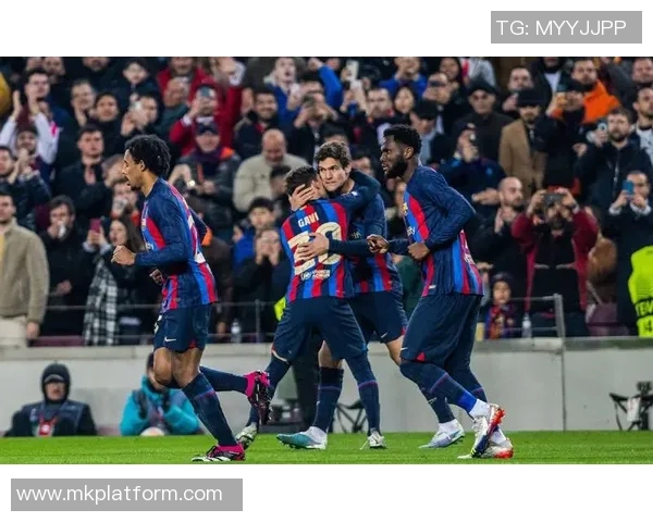 曼联主场大胜巴萨三球零封乌龙球引发全场狂欢