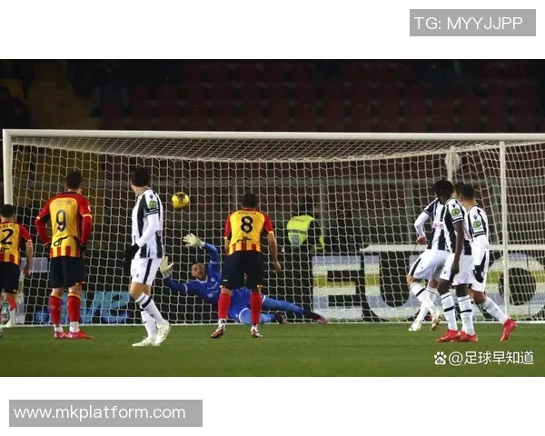 欧联杯精彩对决里昂与曼联战成平局争议判罚引发全场热议