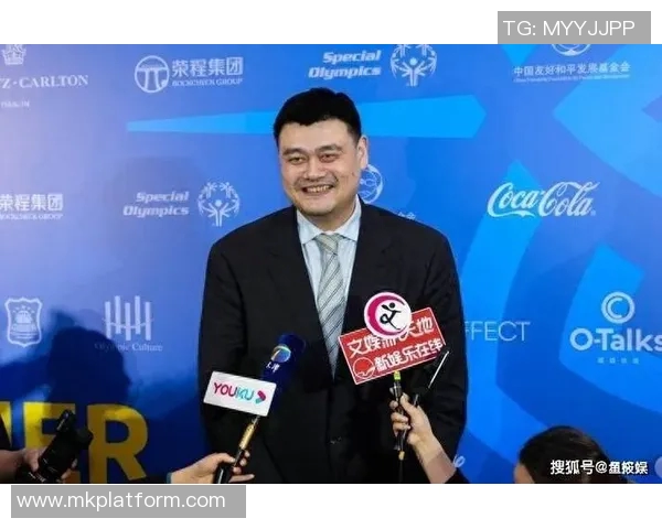 姚明与许昌市民亲密合照展现篮球巨星平易近人的一面