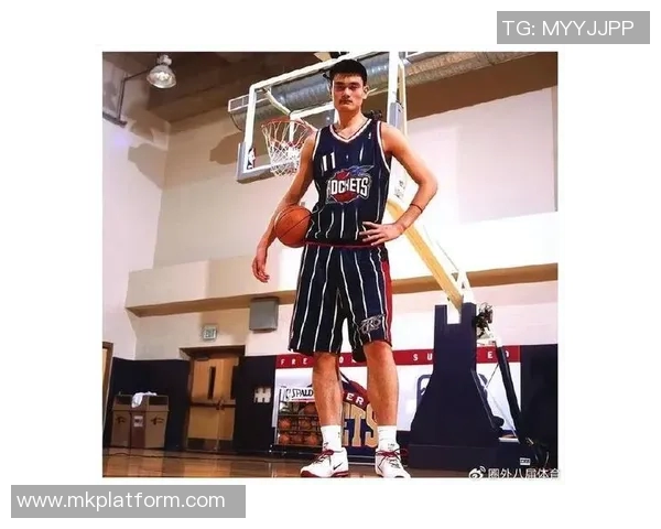 姚明在赛场上展现残暴进球技巧引发热议球迷疯狂追捧