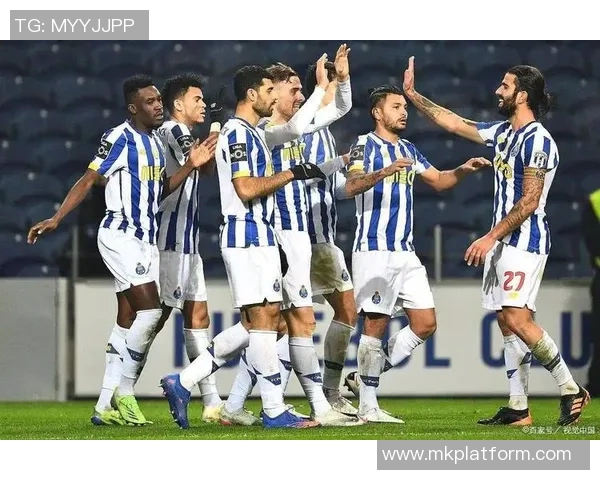 西甲赛场惊现冷门切尔西3-0战胜波尔图引发转会热议